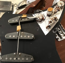 Load image into Gallery viewer, Fender Strat Mocha w Hard Case USA 1979 S/H (c)