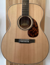 Load image into Gallery viewer, Larrivee OM-40 MH Electro w Hard Case S/H (c)
