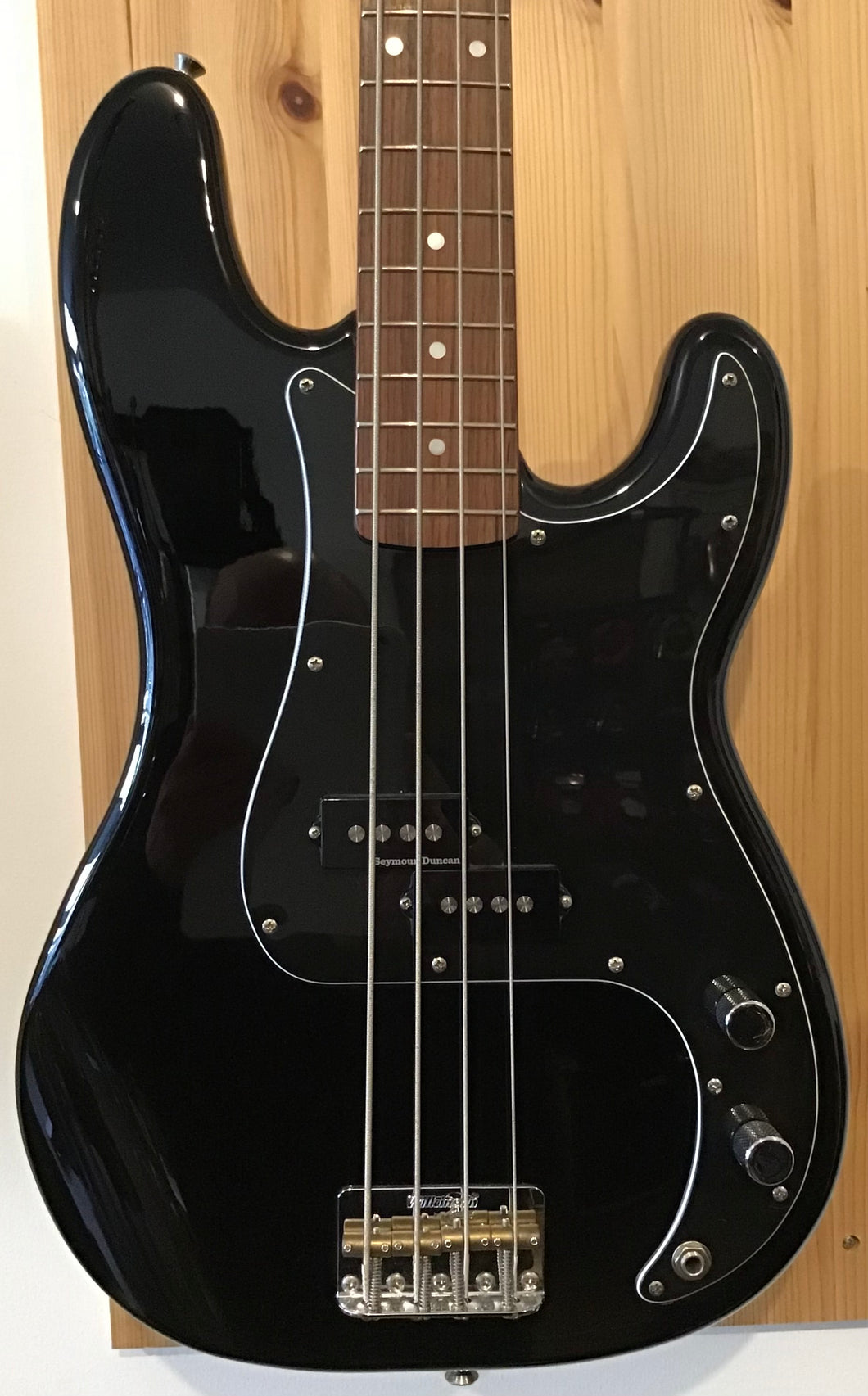 Squier Standard P Bass w Hard Case MIC ‘97 S/H (c)