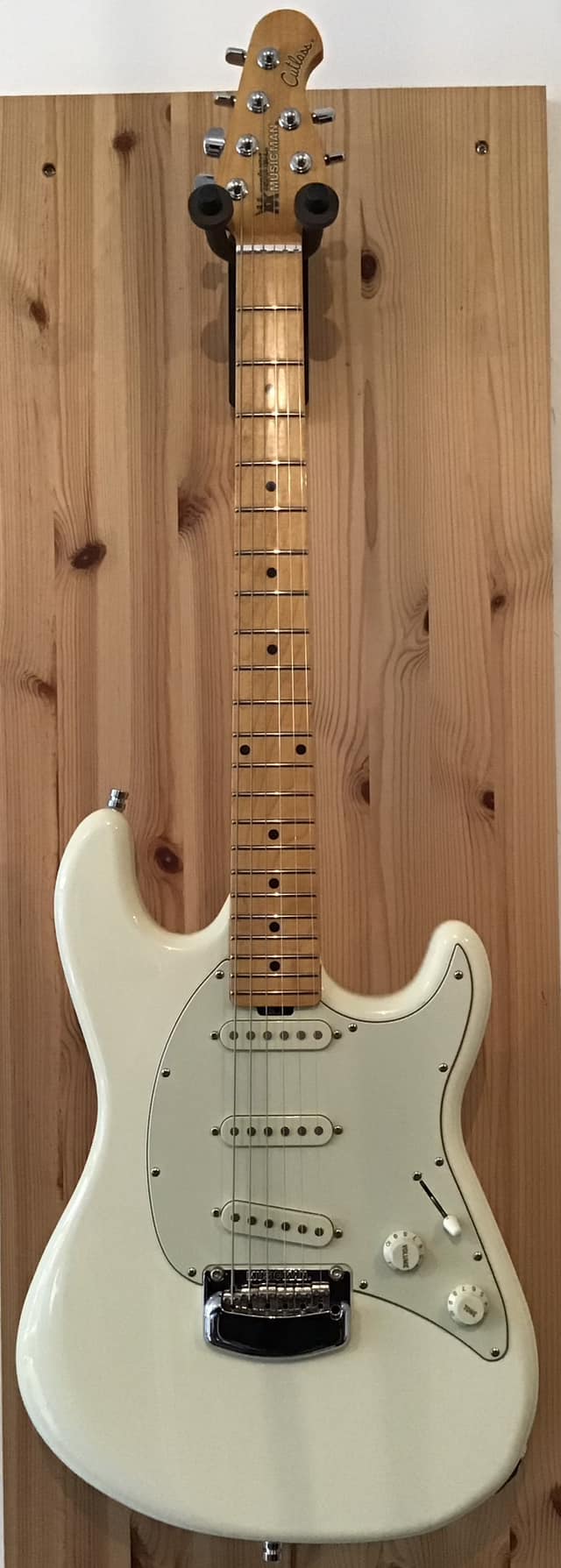 MUSIC MAN CUTLASS SSS IVORY WHITE ELECTRIC GUITAR ERNIE BALL FENDER STRATOCASTER USA BOUTIQUE SHOP CUTLAS TREM